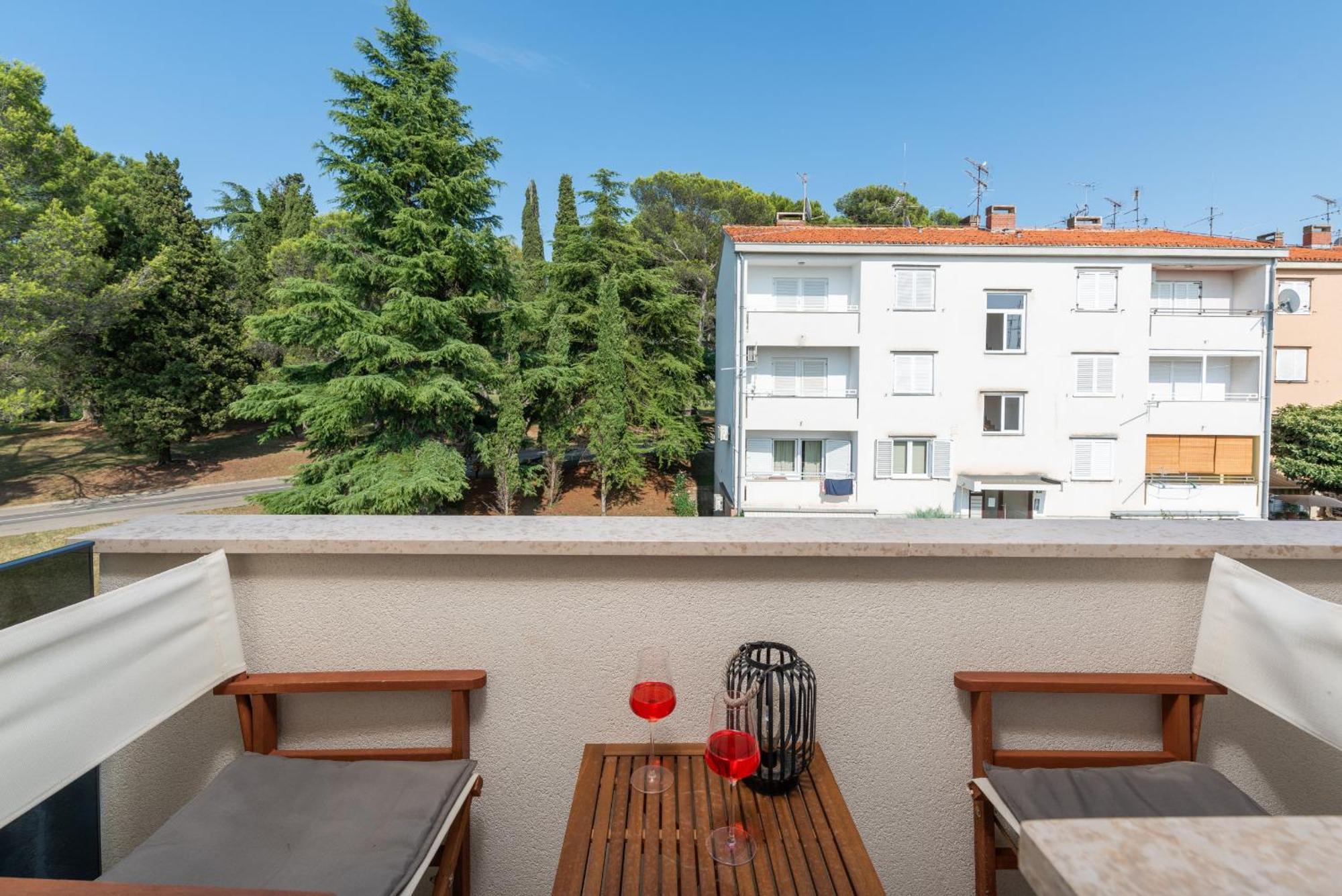 Apartment Apartment Noelle By The Sea In Porec, Istria